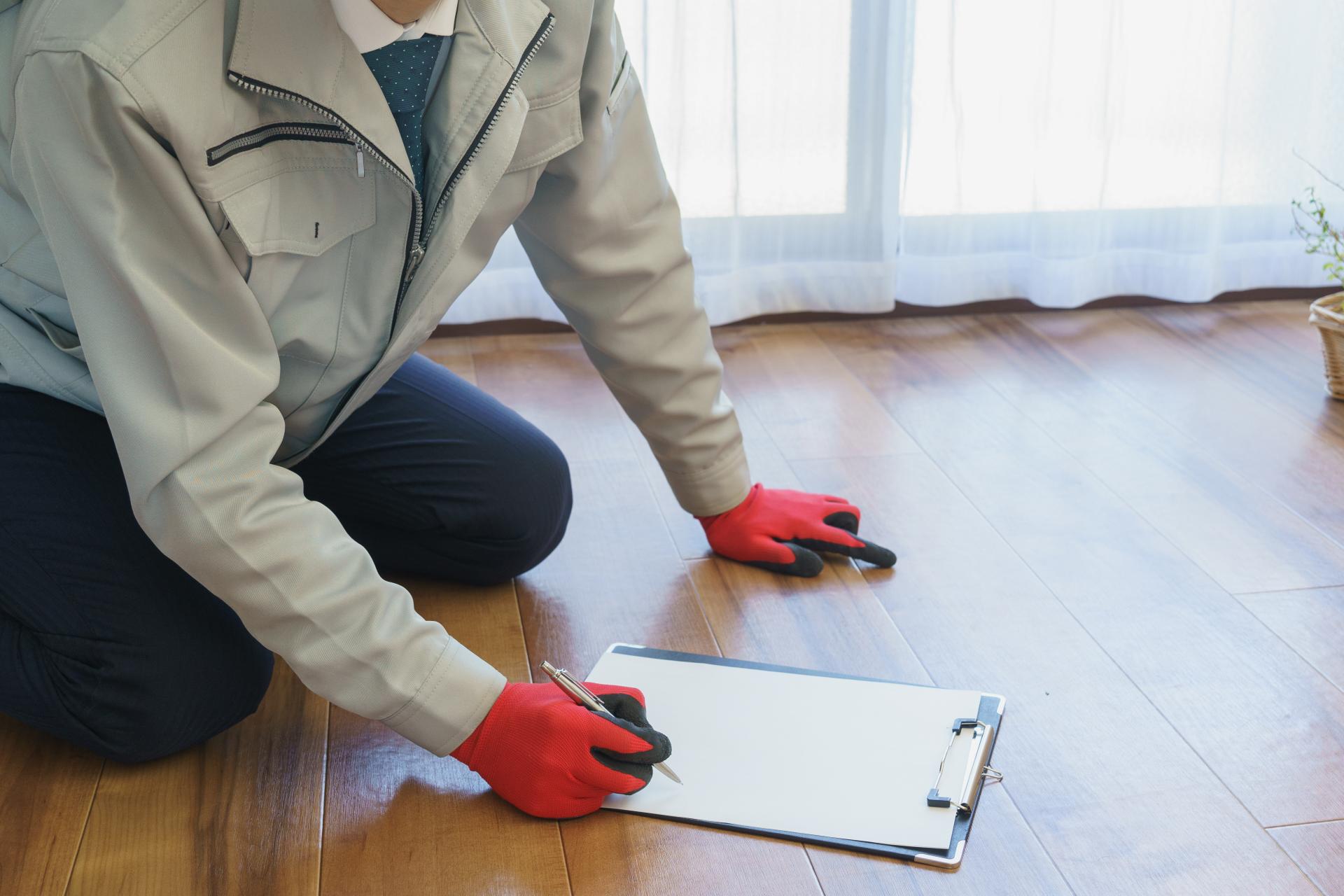 床を触っている画像